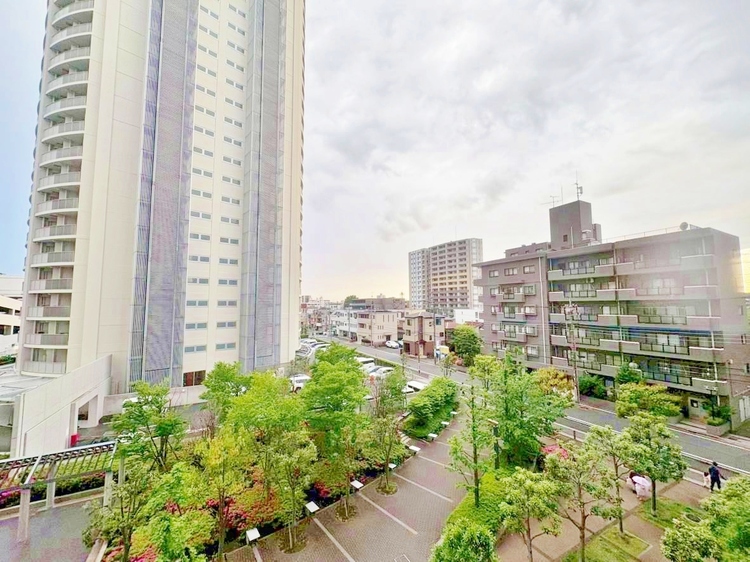 バルコニー 頬をなでる、優しい風を感じることが出来ます。