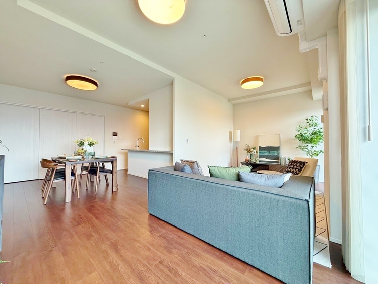 居間 忙しく過ぎゆく日常を置き去るほど、ゆったりした時間が流れるリビング。