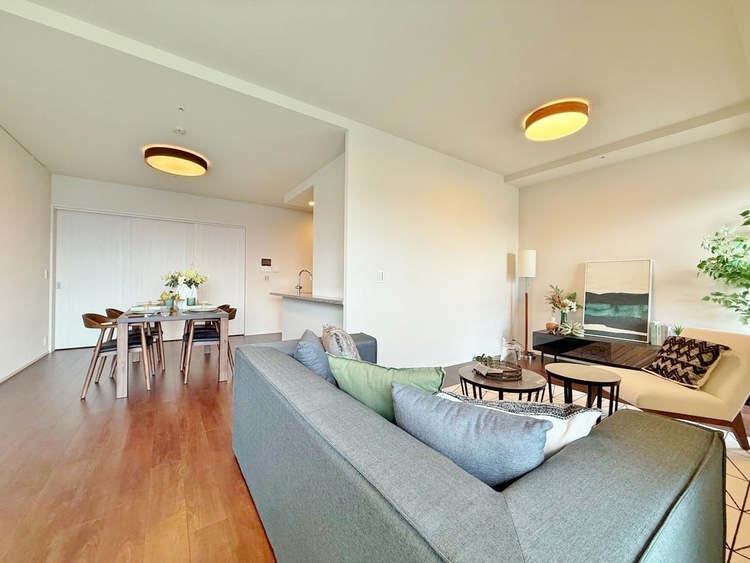 居間 飾り過ぎないシンプルな内装と偏り過ぎないデザインで統一しました。