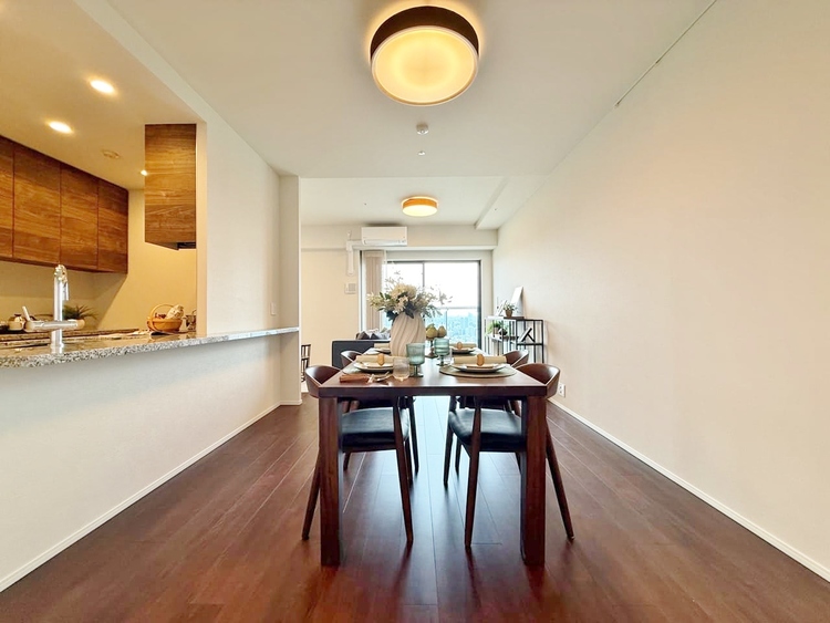 居間 快適に過ごす毎日を求めて、暮らしの中でご自身の「マイホーム」に創り上げてください。