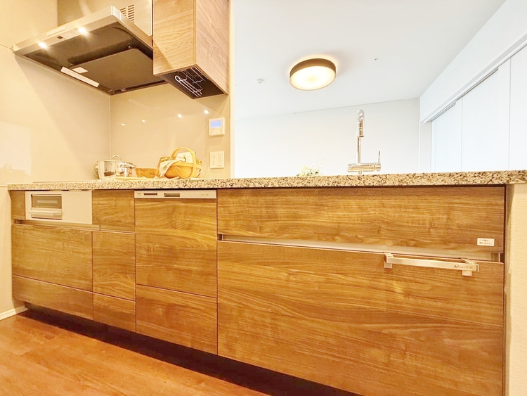 キッチン スマートな意匠と充実の機能を備えたキッチンが、暮らしにおいしい彩りを添えます。