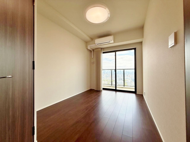 寝室 ベッドも十分に設置するスペースがあります。