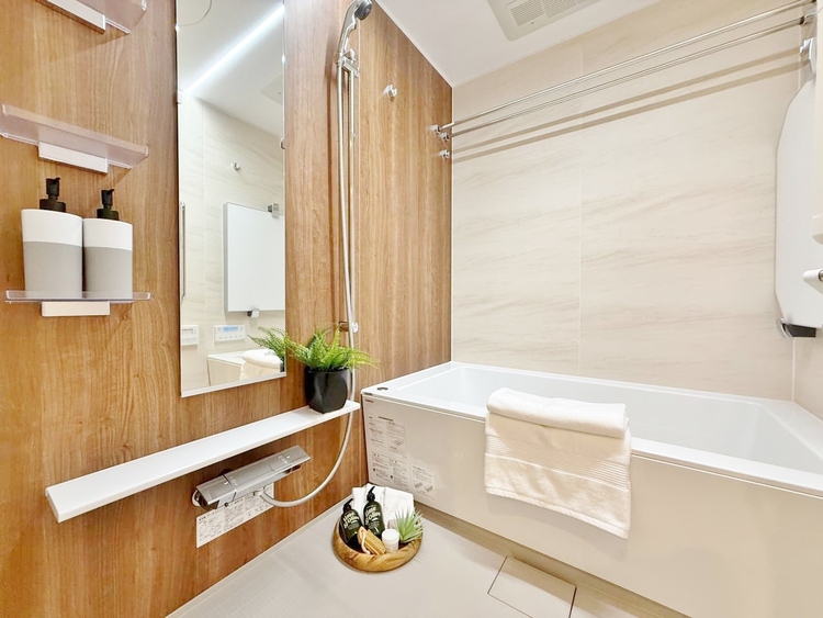 風呂 一日の疲れを癒すバスルームは、心地よいリラックスを叶える清潔感溢れる空間です。