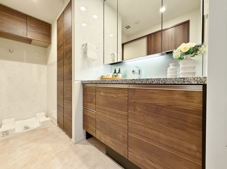 洗面 何かと物が増える場所だからこそ、スッキリと見映えの良い空間に。