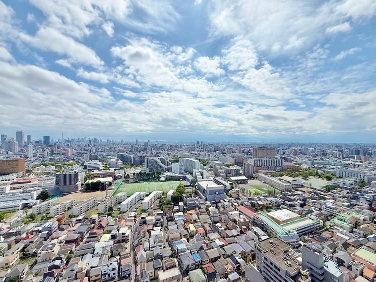 バルコニー 窓を開けると広がる青空。心をリフレッシュして日々を過ごしていきましょう。