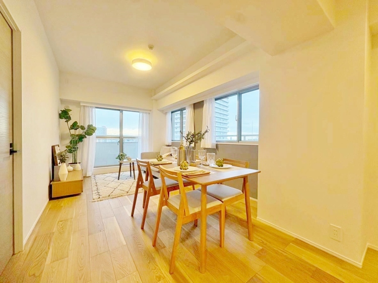 居間 忙しく過ぎゆく日常を置き去るほど、ゆったりした時間が流れるリビング。