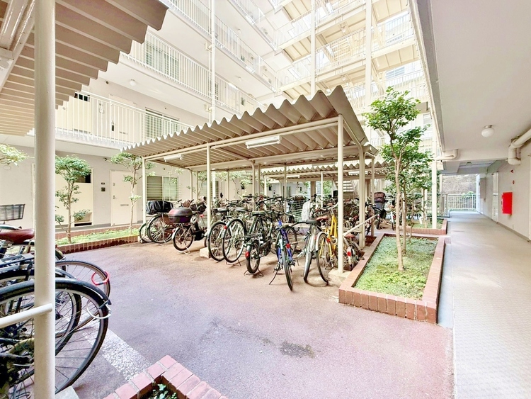 設備 きちんと整備された駐輪場。住む方の心遣いが感じられます。
