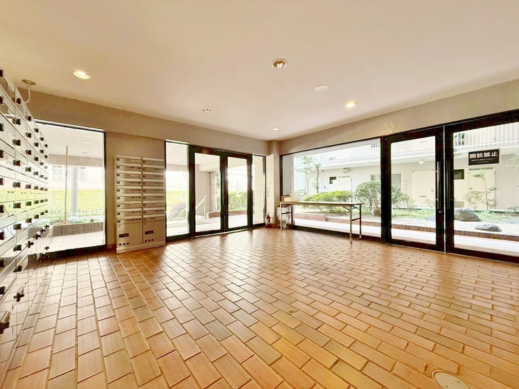 エントランス エントランス内部は、管理が行き届き清潔な共有スペースとなっています。