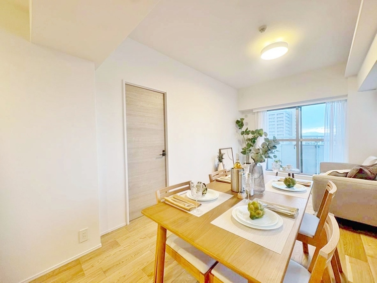 居間 快適に過ごす毎日を求めて、暮らしの中でご自身の「マイホーム」に創り上げてください。