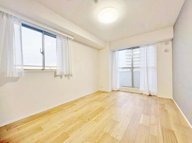 寝室 ベッドも十分に設置するスペースがあります。