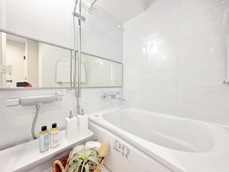 風呂 一日の疲れを癒すバスルームは、心地よいリラックスを叶える清潔感溢れる空間です。