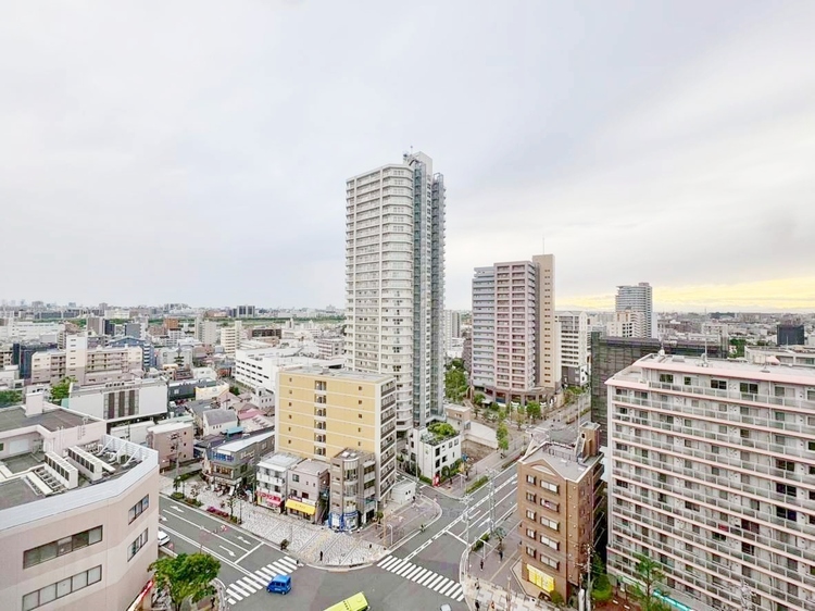 バルコニー 窓を開けると広がる青空。心をリフレッシュして日々を過ごしていきましょう。