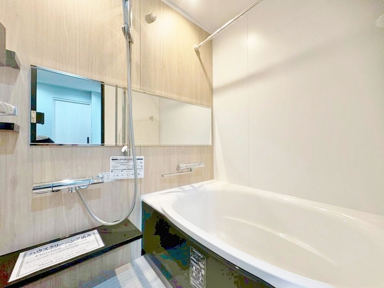 風呂 一日の疲れを癒すバスルームは、心地よいリラックスを叶える清潔感溢れる空間です。