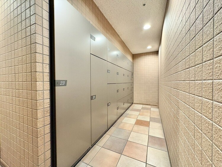 設備 外出中に活躍してくれる宅配ボックスが設置されています。家で宅配物を待たなくて済みますね。