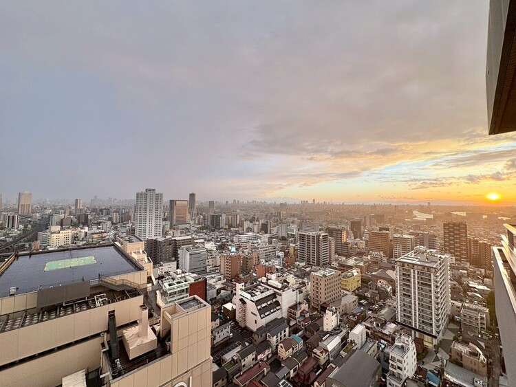 バルコニー 窓を開けると広がる青空。心をリフレッシュして日々を過ごしていきましょう。