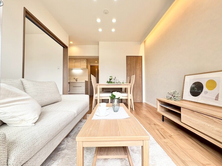 居間 忙しく過ぎゆく日常を置き去るほど、ゆったりした時間が流れるリビング。