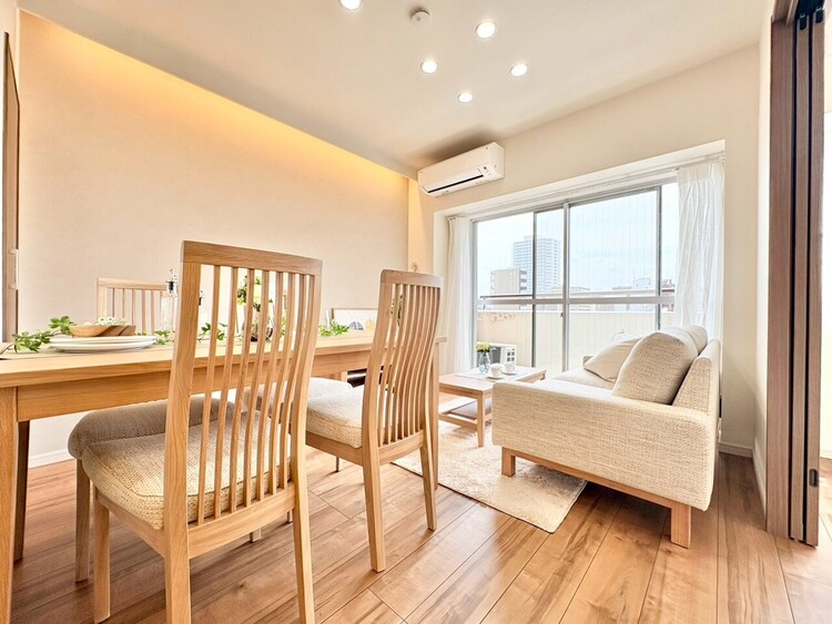 居間 快適に過ごす毎日を求めて、暮らしの中でご自身の「マイホーム」に創り上げてください。