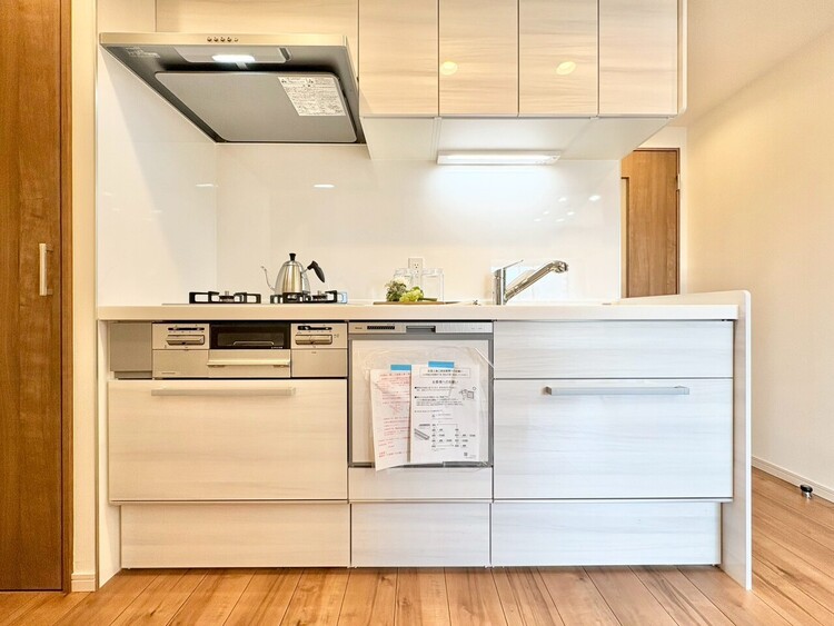 キッチン スマートな意匠と充実の機能を備えたキッチンが、暮らしにおいしい彩りを添えます。