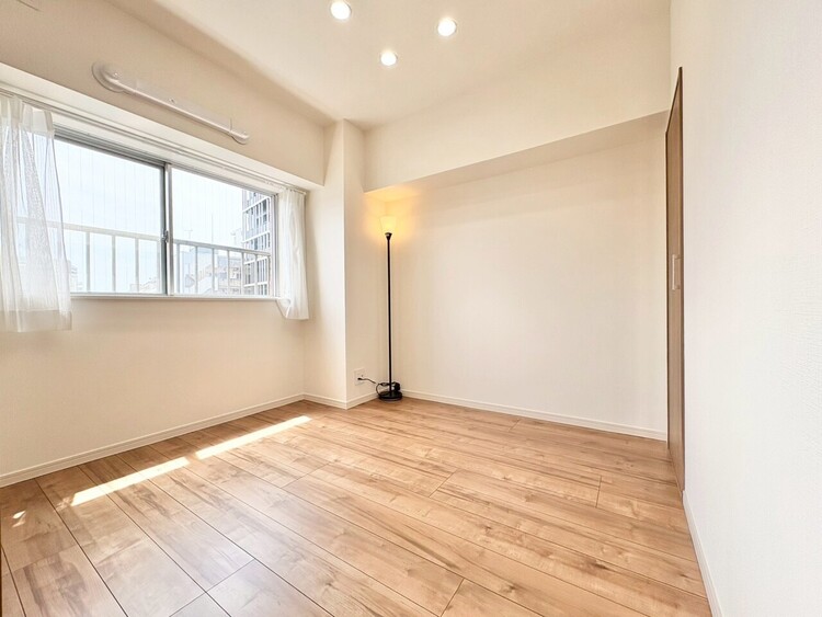 寝室 ベッドも十分に設置するスペースがあります。