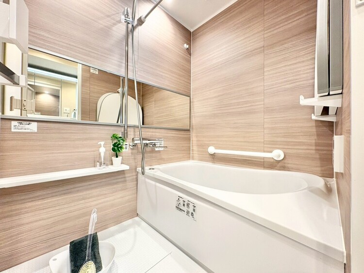 風呂 一日の疲れを癒すバスルームは、心地よいリラックスを叶える清潔感溢れる空間です。