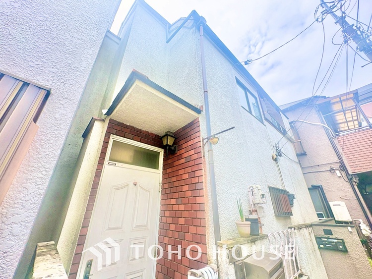 外観 ◆木漏れ日◆の様な採光が優しく足元を照らし、心地いい暮らしの道しるべを写し出す。この空間で過ごす家族との語らいの時間がとても素敵で幸せを感じるかもしれない。