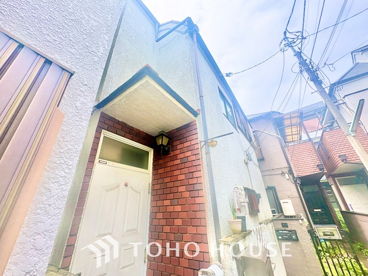 外観 ◆瀟洒な空間◆折り上げ天井にデザインクロスを這わせ、加えて6連のダウンライトが見事に調和させた瀟洒なリビングルーム。ここに集まる家族の会話と笑顔が絶え間なく続く幸せな空間。