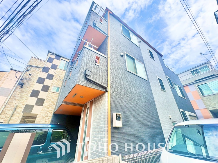 外観 ◆木漏れ日◆の様な採光が優しく足元を照らし、心地いい暮らしの道しるべを写し出す。この空間で過ごす家族との語らいの時間がとても素敵で幸せを感じるかもしれない。