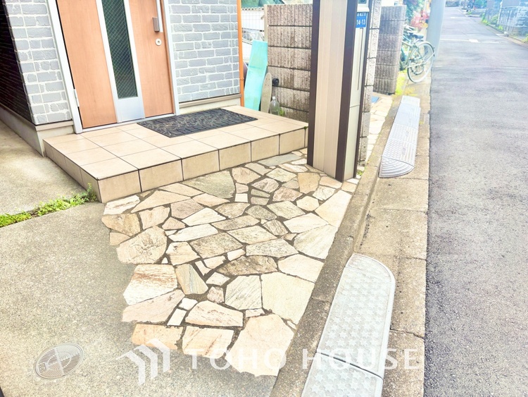 外観 ◆季節外れのホームホリディ◆喧噪から離れ広々したリビングでゆったりと過ごす。そんな寛いだ休日もあっていい。だって『何もしない時を楽しむ』そんな贅沢な時間を愛する家族と堪能できるのだから。