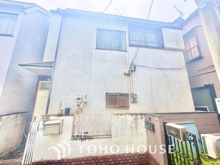 外観 野川のせせらぎ、小鳥のさえずり。息をふと止めてゆっくりと瞼を閉じると、映る世界は水面の波紋。静寂な中、優しく揺れる様はまるで僕の心の中を映しているようだ。