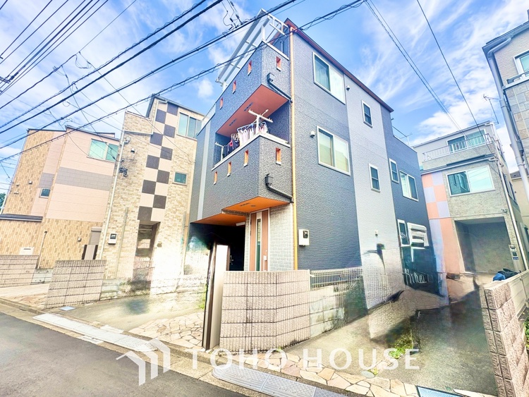 外観 ◆瀟洒な空間◆折り上げ天井にデザインクロスを這わせ、加えて6連のダウンライトが見事に調和させた瀟洒なリビングルーム。ここに集まる家族の会話と笑顔が絶え間なく続く幸せな空間。