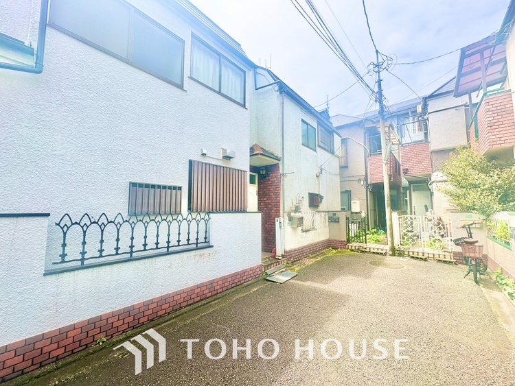 外観 ◆愛する人達◆との幸せな時間をここで楽しむ。耐震性、デザイン、そして対面キッチンを備えたユーティリティー。何も妥協しないライフスタイル。愛する家族を大切にする人達が住まう家。