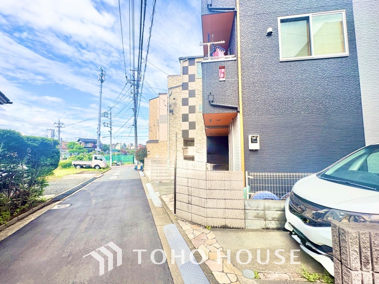 外観 野川のせせらぎ、小鳥のさえずり。息をふと止めてゆっくりと瞼を閉じると、映る世界は水面の波紋。静寂な中、優しく揺れる様はまるで僕の心の中を映しているようだ。