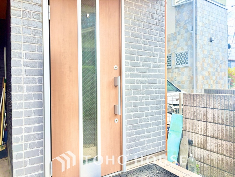 外観 ◆愛する人達◆との幸せな時間をここで楽しむ。耐震性、デザイン、そして対面キッチンを備えたユーティリティー。何も妥協しないライフスタイル。愛する家族を大切にする人達が住まう家。