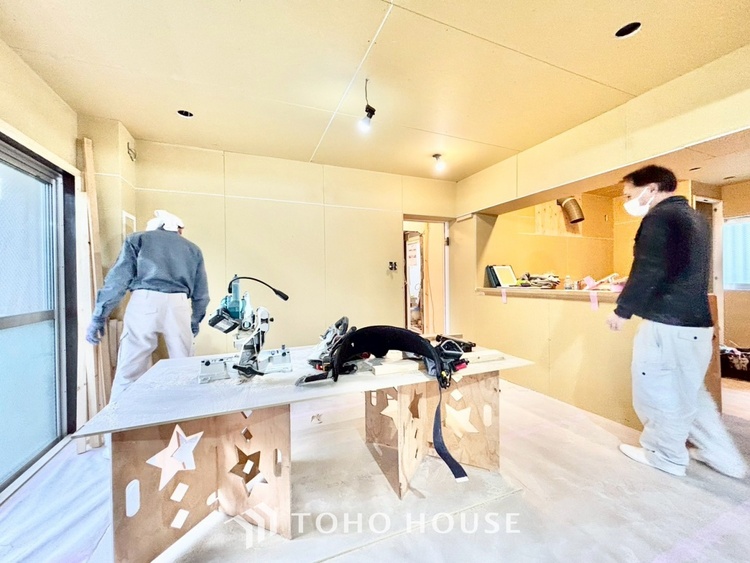 内装 ◆木漏れ日◆の様な採光が優しく足元を照らし、心地いい暮らしの道しるべを写し出す。この空間で過ごす家族との語らいの時間がとても素敵で幸せを感じるかもしれない。