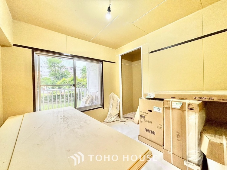 内装 ◆リビング◆たくさんの窓から注ぐ太陽の光。時間の経過とともに光と影のコントラストがこの空間のムードを変え、部屋に変化と温もりをもたらしてくれる。