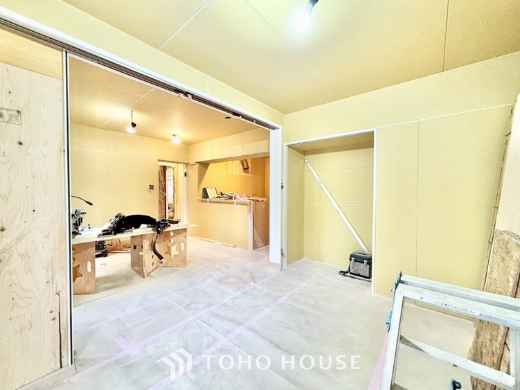 内装 ◆今宵の食卓◆ダウンライトに反射するグラスを眺めながらワインを注ぐ。トクトクと心地いい音をさせながら、フランスの古城を思わせる薫りがたちこめ、とても幸せな時を過ごせる。