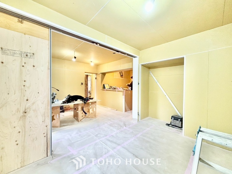 内装 ◆窓を開けると◆冷涼な風、そよぐリビング。だんらんの場所はここから始まり、ここで終わる。家族の笑顔が集う素敵な場所だから、こだわり抜いた思いが詰まっているのだと思う。