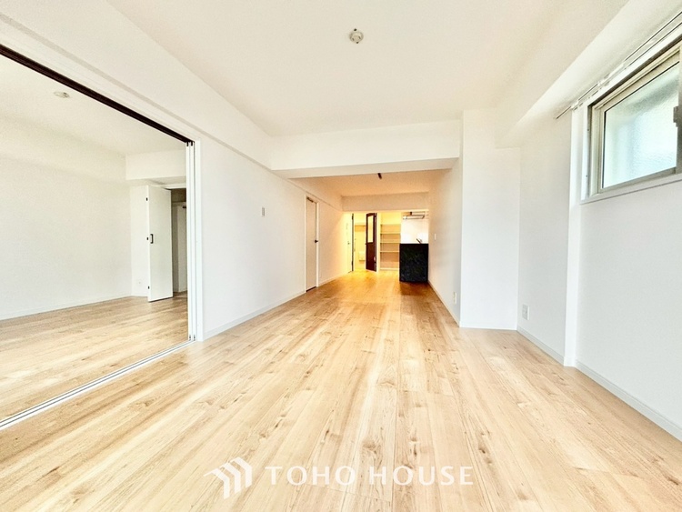 内装 ◆木漏れ日◆の様な採光が優しく足元を照らし、心地いい暮らしの道しるべを写し出す。この空間で過ごす家族との語らいの時間がとても素敵で幸せを感じるかもしれない。