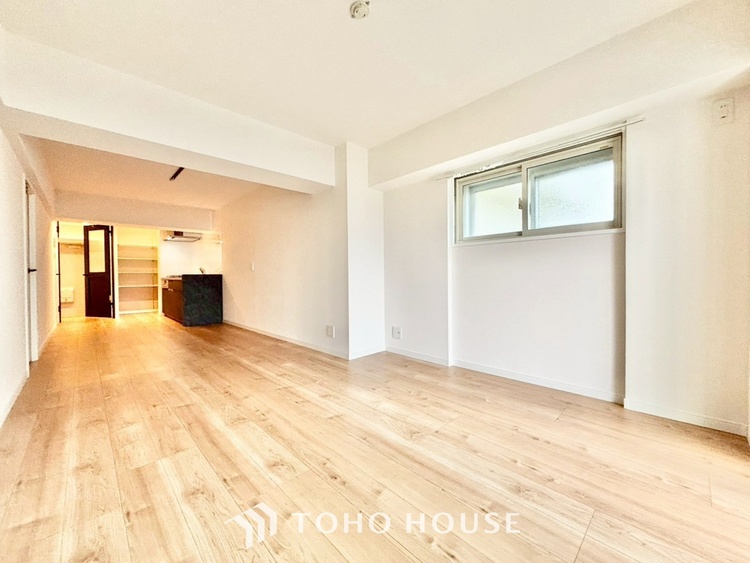 内装 ◆リビング◆たくさんの窓から注ぐ太陽の光。時間の経過とともに光と影のコントラストがこの空間のムードを変え、部屋に変化と温もりをもたらしてくれる。