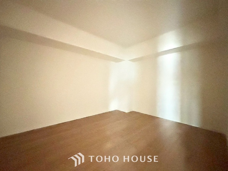 内装 ◆色彩◆この空間に放たれた光は華美なまでに演出されたデザイン。流れる時をより芳醇なコーヒーの様な色彩奏でるアダージョ。そして情景豊かな作品のような暮らしがイメージできる。