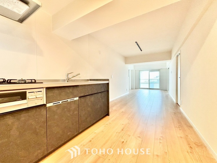 内装 ◆今宵の食卓◆ダウンライトに反射するグラスを眺めながらワインを注ぐ。トクトクと心地いい音をさせながら、フランスの古城を思わせる薫りがたちこめ、とても幸せな時を過ごせる。