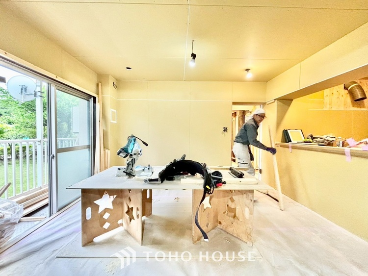 内装 ◆リビング◆そこには目を輝かせ笑顔で見つめてくれる君がいて、「おかえり」の言葉がこだまする。何気ない日々の挨拶は僕にとっては幸せで、同時に君の瞳にも恋している。