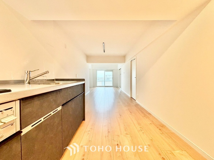 内装 ◆窓を開けると◆冷涼な風、そよぐリビング。だんらんの場所はここから始まり、ここで終わる。家族の笑顔が集う素敵な場所だから、こだわり抜いた思いが詰まっているのだと思う。