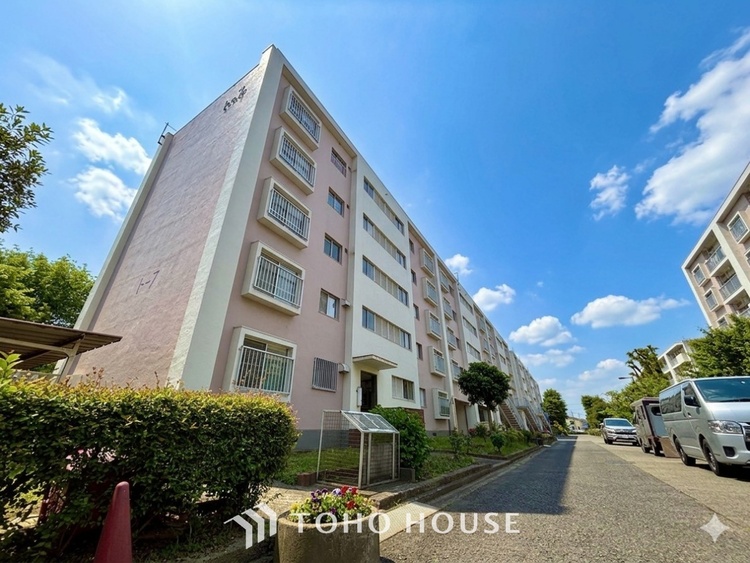 外観 ◆共有空間◆些細な事でほっぺを膨らまして怒る君。それでも僕達はこれからも一緒だよ。喧嘩をしても離れたくないから一つはさんだ同じ場所にいる。分かるよ。そこに君が