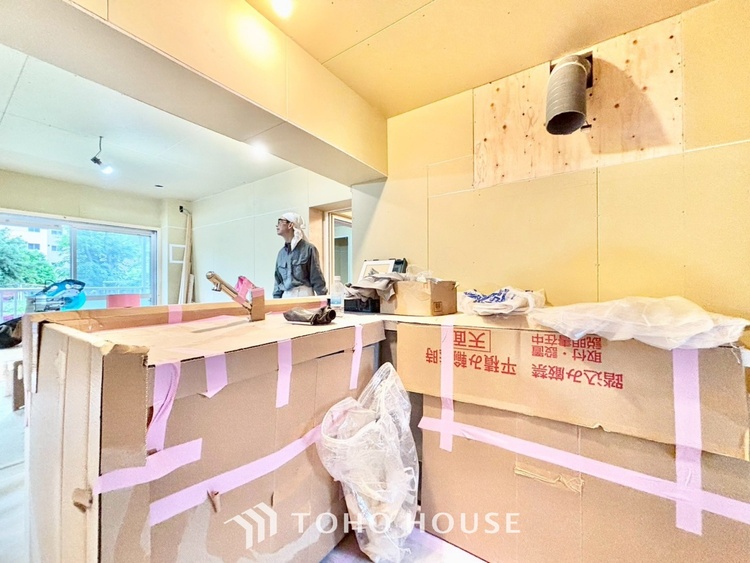 キッチン ◆キッチン◆美しく使いやすいキッチンは油汚れが簡単に拭き取れる素材で加工されており、浄水器シャワーから流す水の音を軽減する静かなシンクを採用。見えないところにさり気ない配慮が嬉しいですね