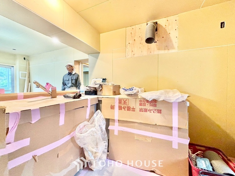 キッチン ◆今宵の食卓◆ダウンライトに反射するグラスを眺めながらワインを注ぐ。トクトクと心地いい音をさせながら、フランスの古城を思わせる薫りがたちこめ、とても幸せな時を過ごせる。