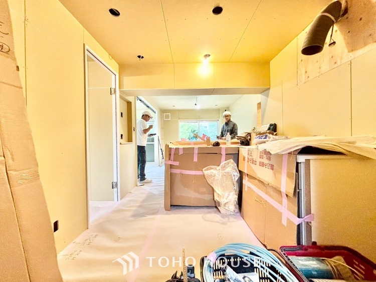 キッチン ◆キッチン◆美味しい料理を作りたくなるような気持にさせてくれる、腕を振るえる自慢のスペース。見上げると柔らかなダウンライトが包み込み、彩りを添えます。艶と光沢のある居心地の良いわが家のキッチン。