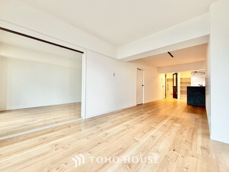 内装 ◆リビング◆そこには目を輝かせ笑顔で見つめてくれる君がいて、「おかえり」の言葉がこだまする。何気ない日々の挨拶は僕にとっては幸せで、同時に君の瞳にも恋している。