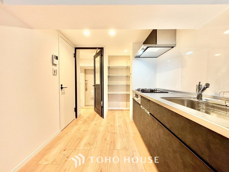 キッチン ◆キッチン◆美しく使いやすいキッチンは油汚れが簡単に拭き取れる素材で加工されており、浄水器シャワーから流す水の音を軽減する静かなシンクを採用。見えないところにさり気ない配慮が嬉しいですね