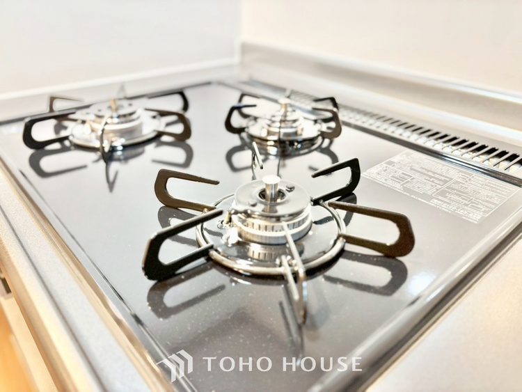 キッチン ◆今宵の食卓◆ダウンライトに反射するグラスを眺めながらワインを注ぐ。トクトクと心地いい音をさせながら、フランスの古城を思わせる薫りがたちこめ、とても幸せな時を過ごせる。